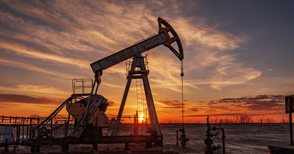 Precios del petróleo ceden en esta jornada, pero completan segunda semana de alzas