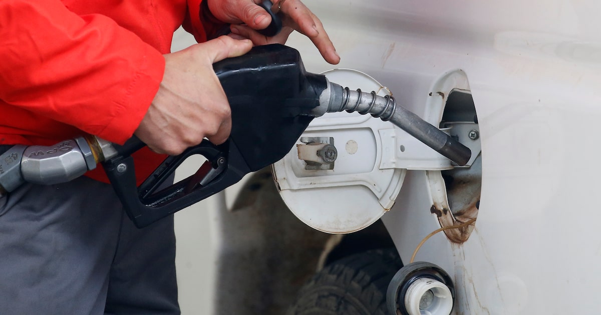 Bencinas vuelven a bajar, pero la parafina subirá el jueves