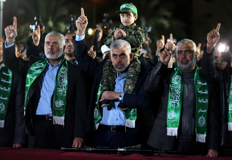 FOTO DE ARCHIVO: El hijo del destacado militante de Hamás, Mazen Fuqaha, sentado sobre los hombros del jefe de Hamás en Gaza, Yahya Sinwar, durante un servicio conmemorativo para Fuqaha, en la ciudad de Gaza.