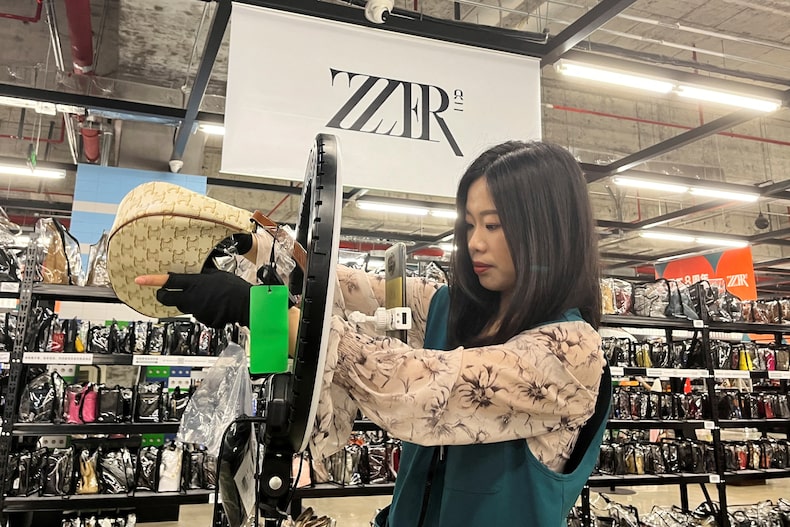 FOTO DE ARCHIVO: Livestreamer promociona un bolso en el almacén de ZZER en Shanghai