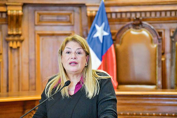 Corte Suprema remueve a Ángela Vivanco