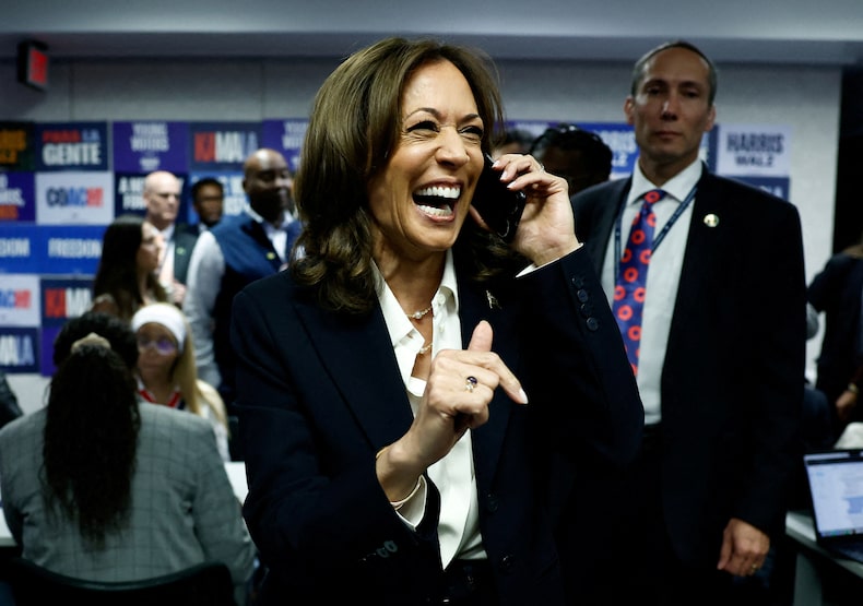 La candidata presidencial demócrata, la vicepresidenta estadounidense Kamala Harris, visita la sede del Comité Nacional Demócrata el día de las elecciones en Washington.