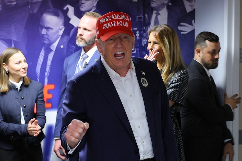 El candidato presidencial republicano, el expresidente estadounidense Donald Trump, visita a los trabajadores de su campaña el día de las elecciones en West Palm Beach.