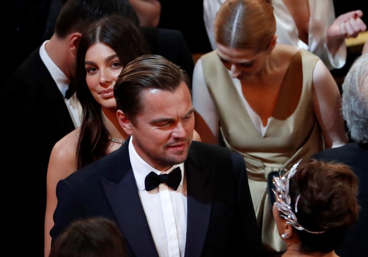 Leonardo DiCaprio y Camila Morrone, mirando a cámara, en la ceremonia de los Oscar 2020. Foto Reuters