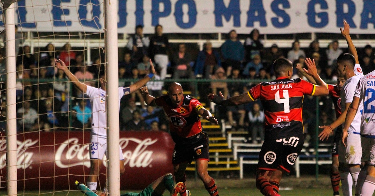 Esteban Paredes juega por Santiago Morning en la Liguilla