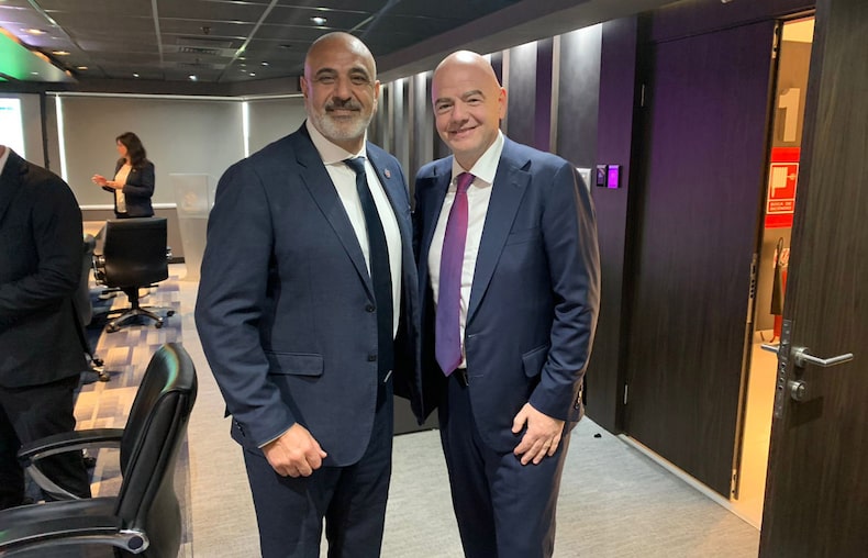 Pablo Milad con Gianni Infantino.