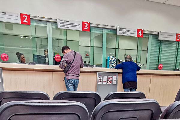 76% de los chilenos planea reducir sus gastos en 2025