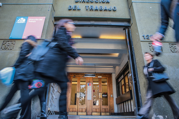 Dirección del Trabajo descarta “reconsiderar” su dictamen sobre los trabajadores sin jornada laboral establecida