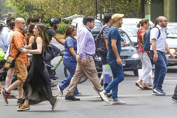 Ipsos: el pesimismo de los consumidores en Chile se acentúa en noviembre y deja al país en el fondo de la tabla de la región