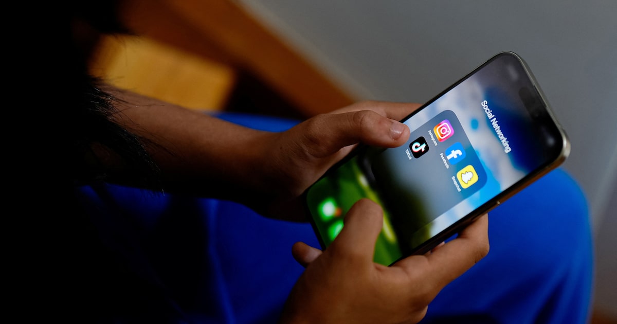 “Prohibir no es educar”: Experta aborda restricción de Australia al uso de redes sociales en menores de 16 años