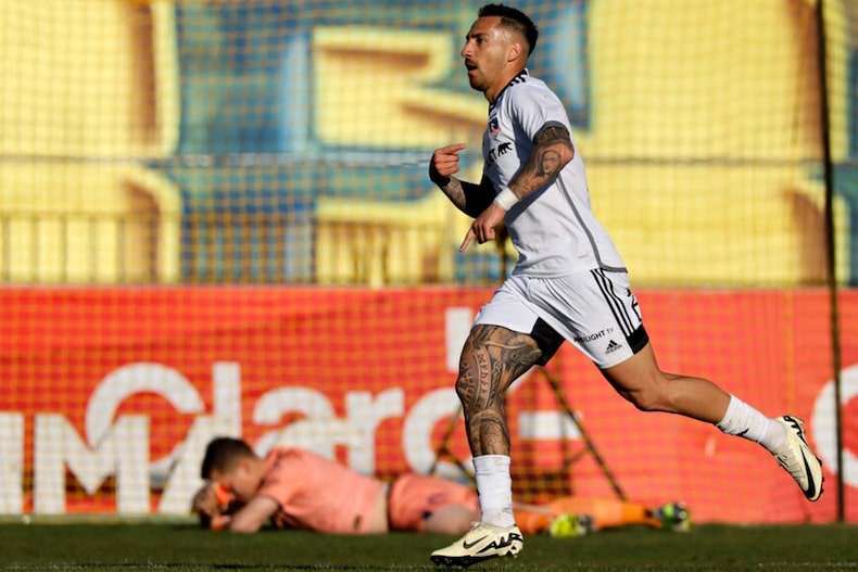 Javier Correa, en un festejo por Colo Colo