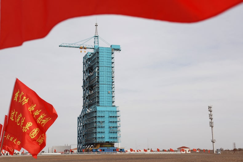 Plataforma de lanzamiento antes de la misión del vuelo espacial Shenzhou-19 en el Centro de lanzamiento de satélites de Jiuquan