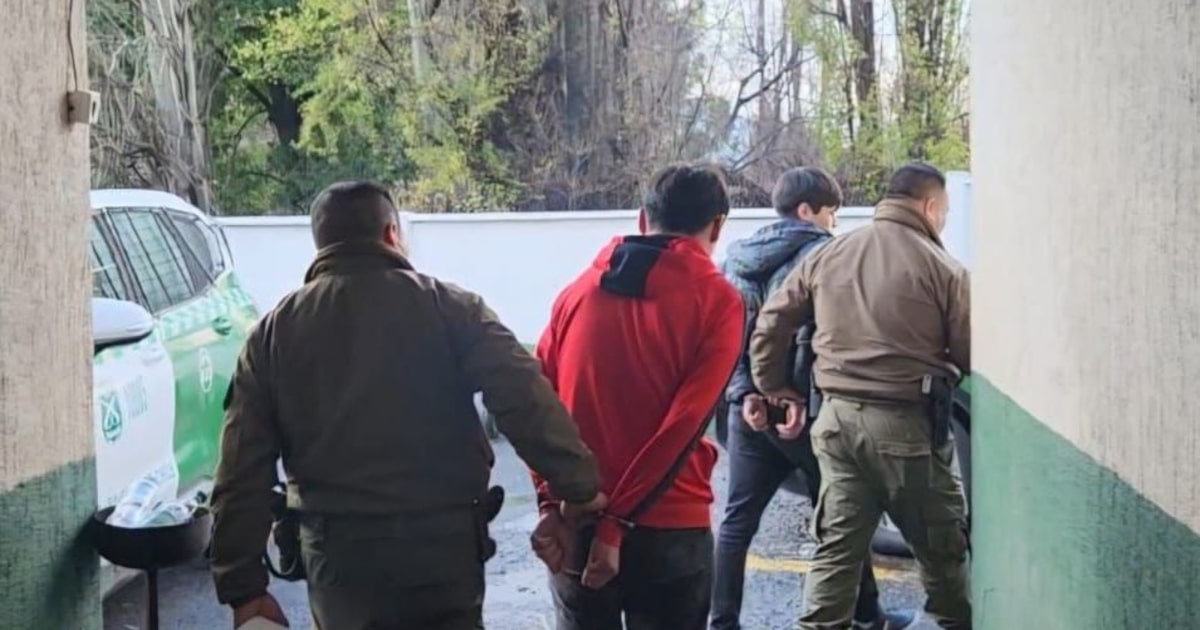 Detienen a cuatro sujetos que habrían robado vehículo a voluntarios de Bomberos en Renca