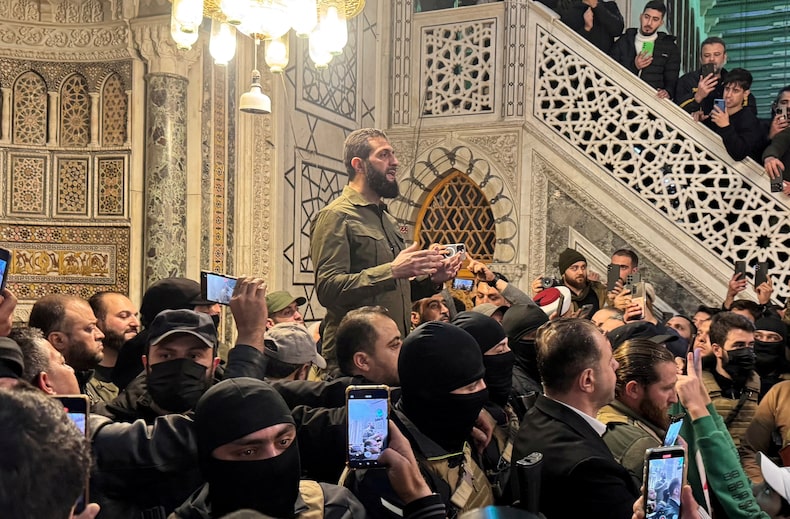 El máximo comandante rebelde Abu Mohammed al-Golani habla ante una multitud en la mezquita omeya de Damasco.