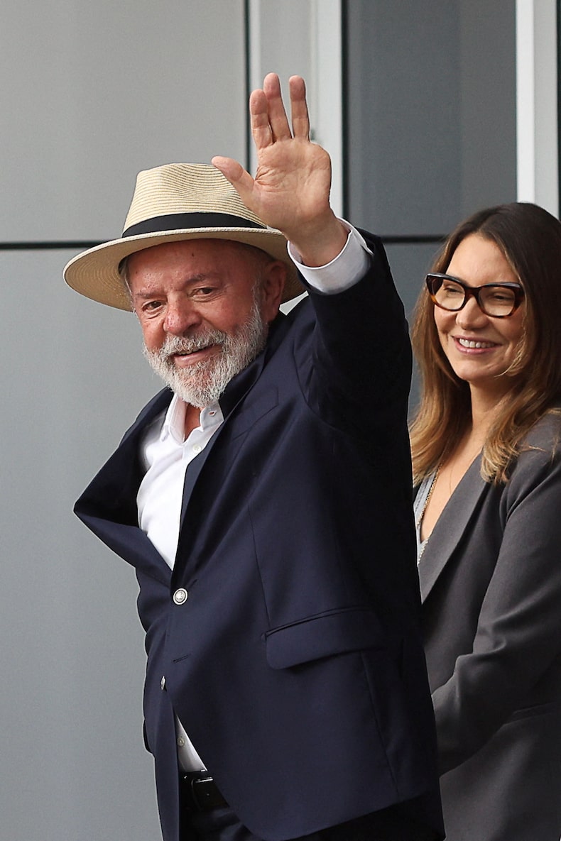 El presidente de Brasil, Luiz Inácio Lula da Silva, sale del hospital tras una cirugía en Sao Paulo