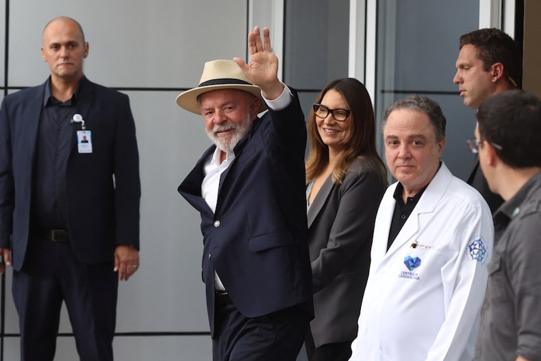 El presidente de Brasil, Luiz Inácio Lula da Silva, sale del hospital después de una cirugía en Sao Paulo.