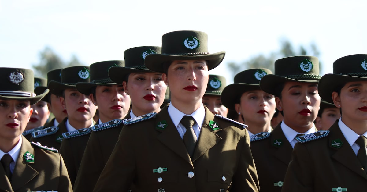 Con mayoría femenina: egresan más de 500 carabineros en Santiago