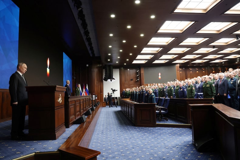 Lo que dijo Putin en la reunión televisada con sus altos mandos militares