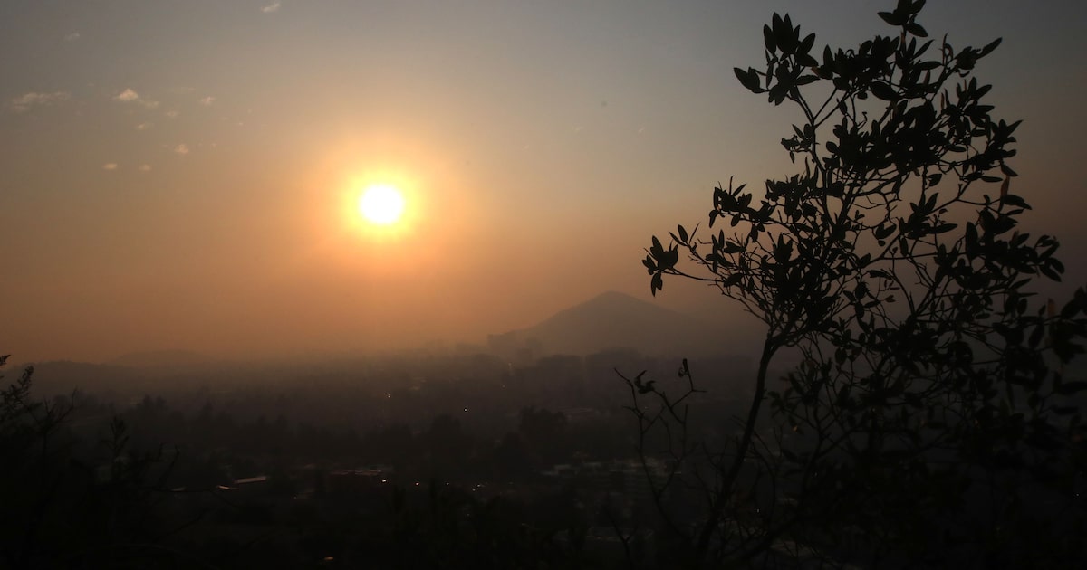 Nube de humo por incendios forestales cubre Región Metropolitana