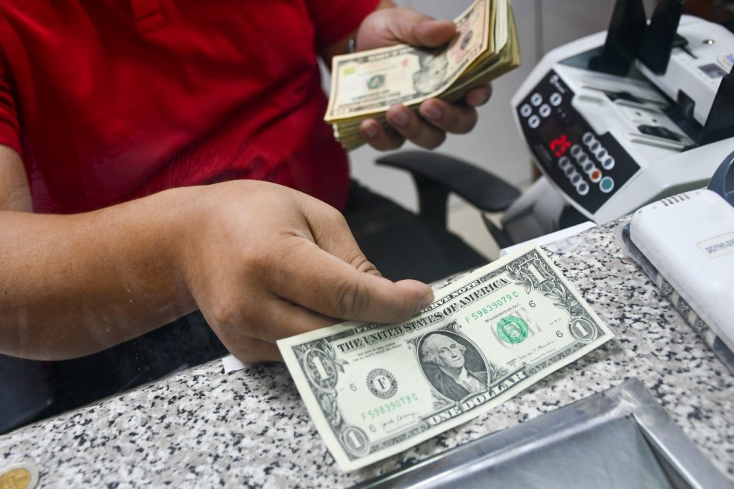 Dólar hoy en Chile: caída a $ 970 tras comentarios de Powell