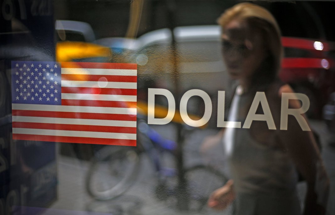 Dólar hoy viernes Chile: en volátil sesión sube a $ 975 tras reporte clave en EEUU