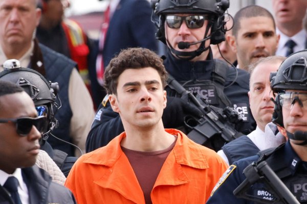 Luigi Mangione es trasladado a Nueva York para enfrentar cargos de asesinato