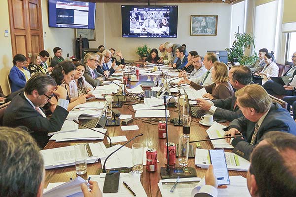 Reajuste del sector público avanza en su discusión: la comisión de Hacienda de la Cámara despacha el proyecto a Sala