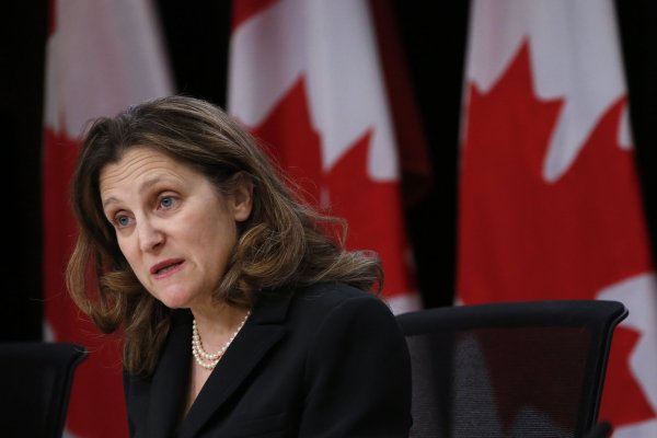 Sorpresiva renuncia de ministra de Finanzas sacude a Canadá en medio de tensiones por amenaza de aranceles de Trump