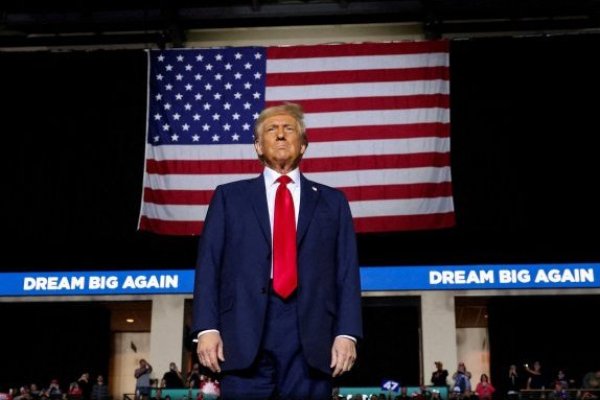 Trump asegura que no tiene planes de reemplazar a Powell en la FED