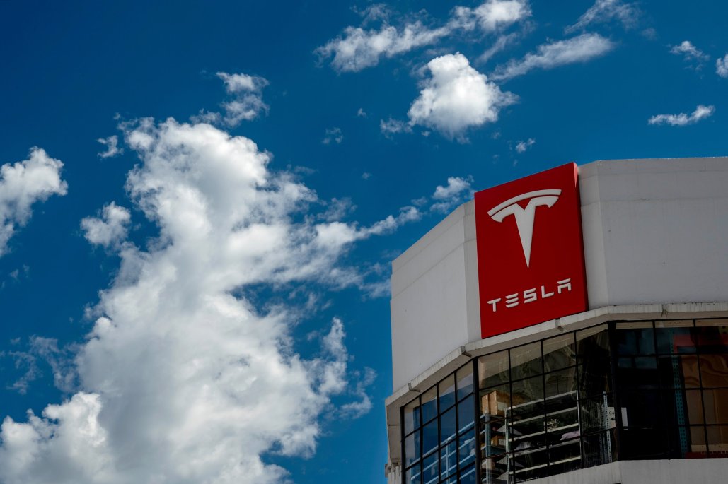 Trump y robotaxis llevan a Tesla a récord histórico en la bolsa