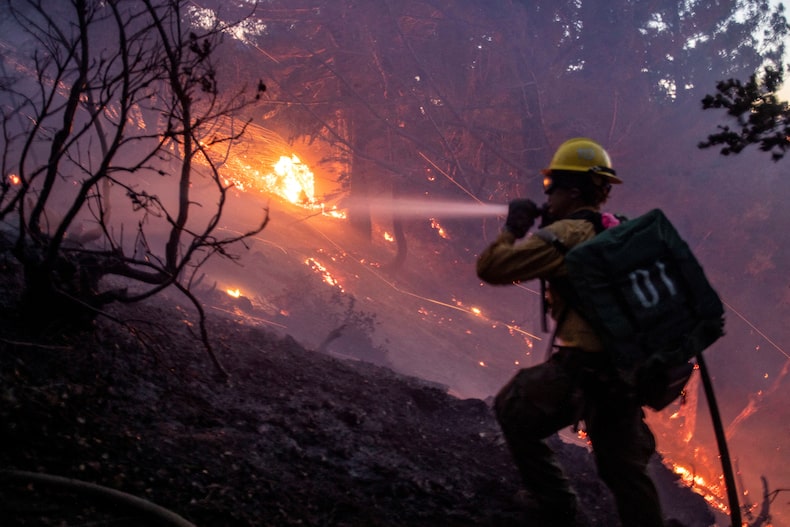 El incendio Eaton arde en Altadena, California