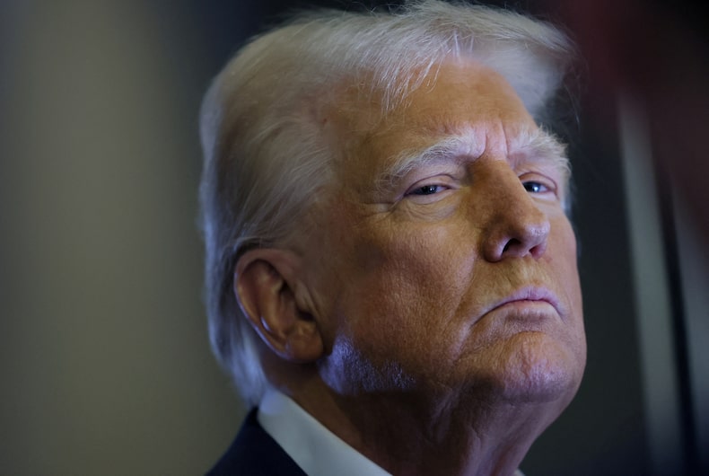 Foto del archivo: El presidente de los Estados Unidos, Trump habla con los periodistas a bordo de Air Force One en su camino a Miami