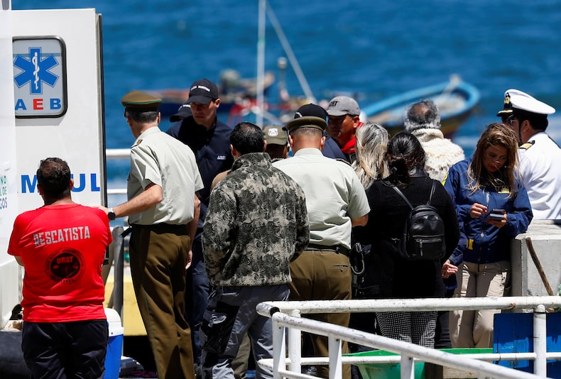 Barco de turismo que transporta pasajeros se hunden en Bahía Mansa