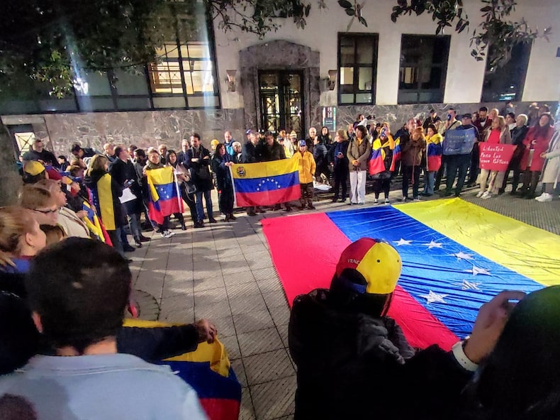 Concentración en Oviedo bajo el lema 'Por la libertad y contra la tiranía en Venezuela'