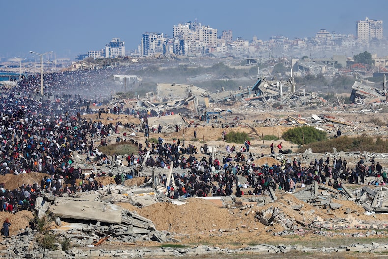 Los palestinos desplazados regresan a sus hogares en el norte de Gaza, en medio de un alto el fuego entre Israel y Hamas, cerca de la ciudad de Gaza