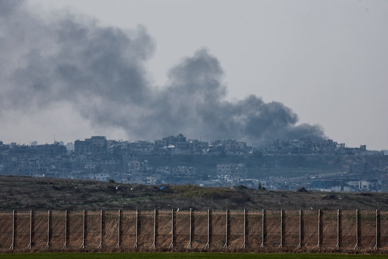 El humo se eleva desde el norte de Gaza