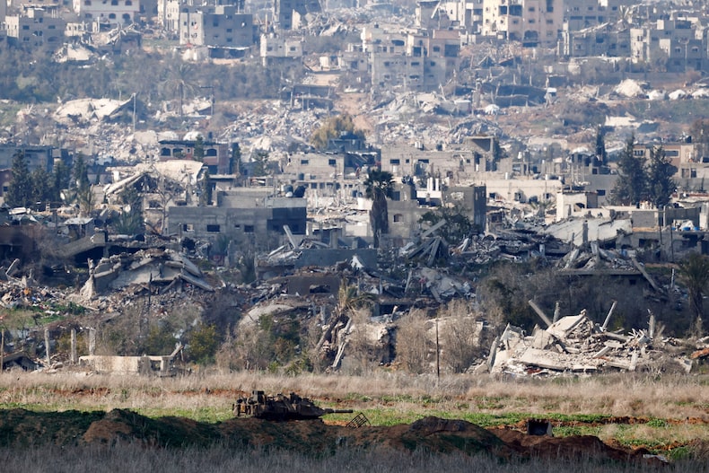 Un tanque israelí se encuentra dentro de Gaza, en medio de un alto el fuego entre Israel y Hamas