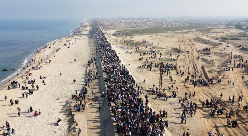 Foto del archivo: Los palestinos desplazados regresan a sus hogares en el norte de Gaza, en medio de un alto el fuego entre Israel y Hamas, en la tira central de Gaza