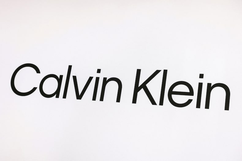 Foto del archivo: El logotipo de Calvin Klein, a marca propiedad de PVH Corp., se muestra en una tienda en Manhattan, ciudad de Nueva York