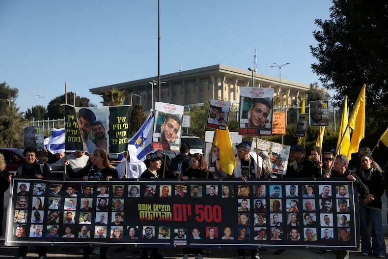     Los familiares de los rehenes protestan en el marco de 500 días desde el ataque del 7 de octubre de 2023. Foto: Reuters. 