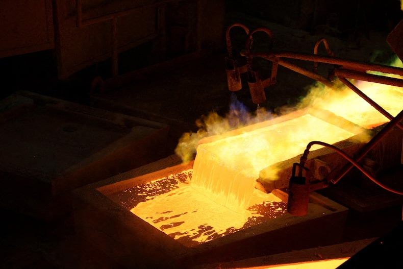 Foto del archivo: Una vista general del cobre fundido en la fundición de Anglo American en Chagres