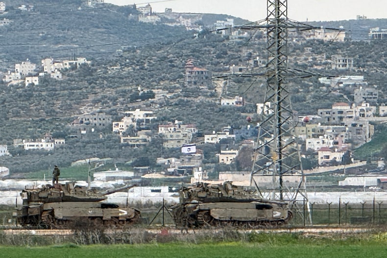 Un soldado israelí se encuentra en la cima de un tanque mientras se publica