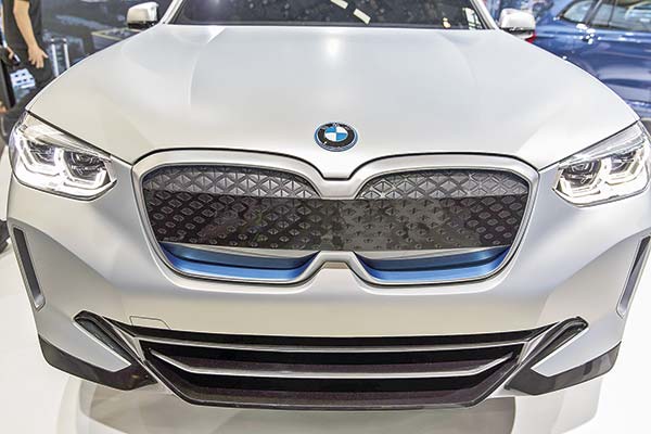 BMW defiende los autos a gasolina y alerta sobre una transición eléctrica “montaña rusa” en EEUU