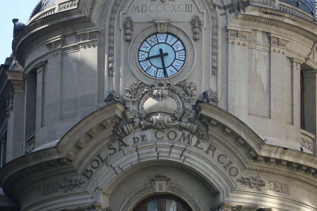Bolsas hoy: IPSA chileno sube y se resiste a la debacle por el IPC estadounidense