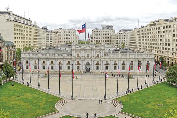 Fitch ve mayor déficit fiscal para Chile en 2025 y advierte por aumento de la deuda pública