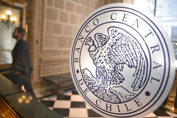 Meta bajo presión: las empresas insisten en que la inflación estará en 4% en dos años y ven que el dólar presionará los precios