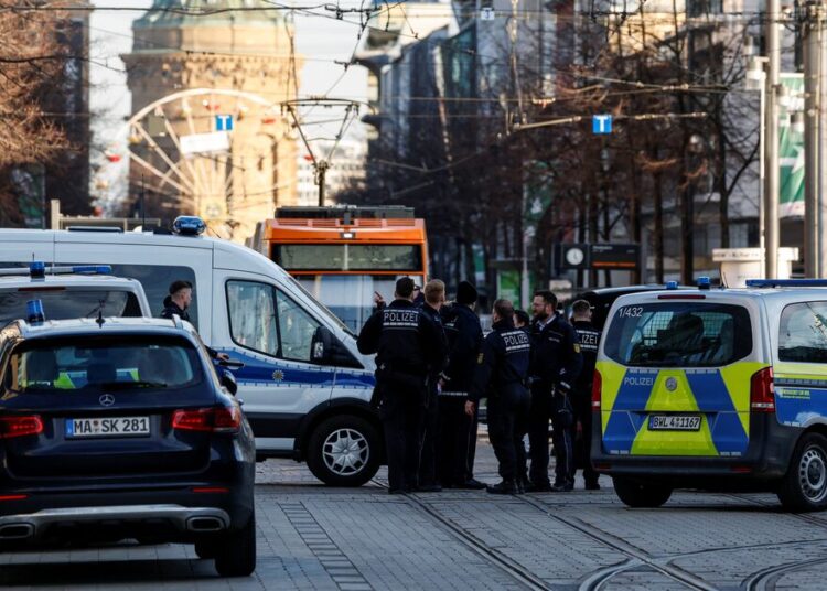 Auto que atropella a una multitud en Alemania deja al menos un muerto