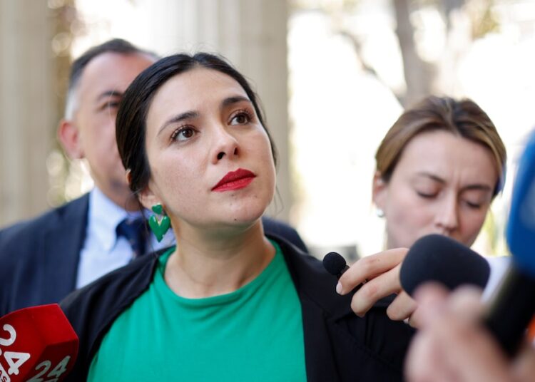 Desde republicanos a comunistas: políticos reaccionan a allanamiento de casa de Cariola por presunto tráfico de influencias