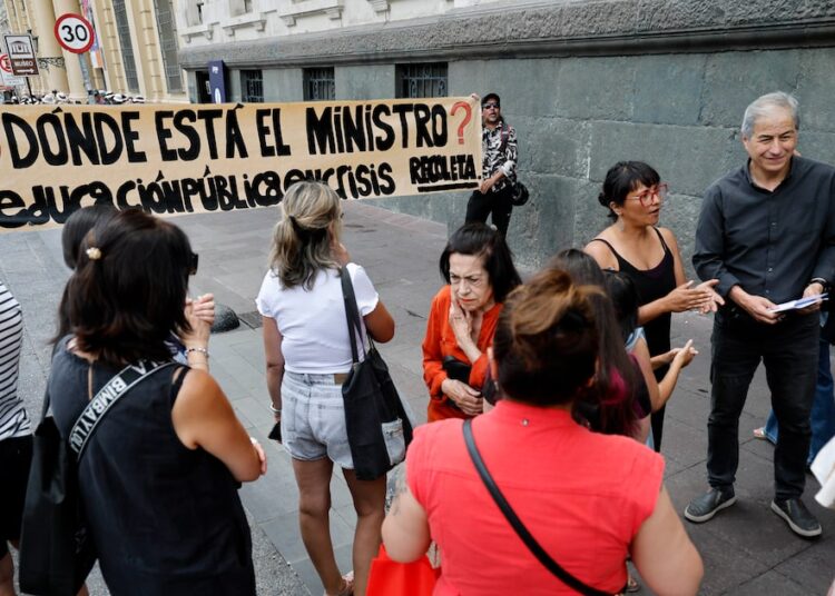Profesores de Santiago anuncian paro indefinido
