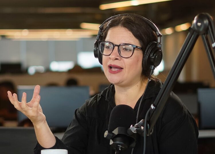 Orellana por estatua de Gabriela Mistral en Plaza Italia